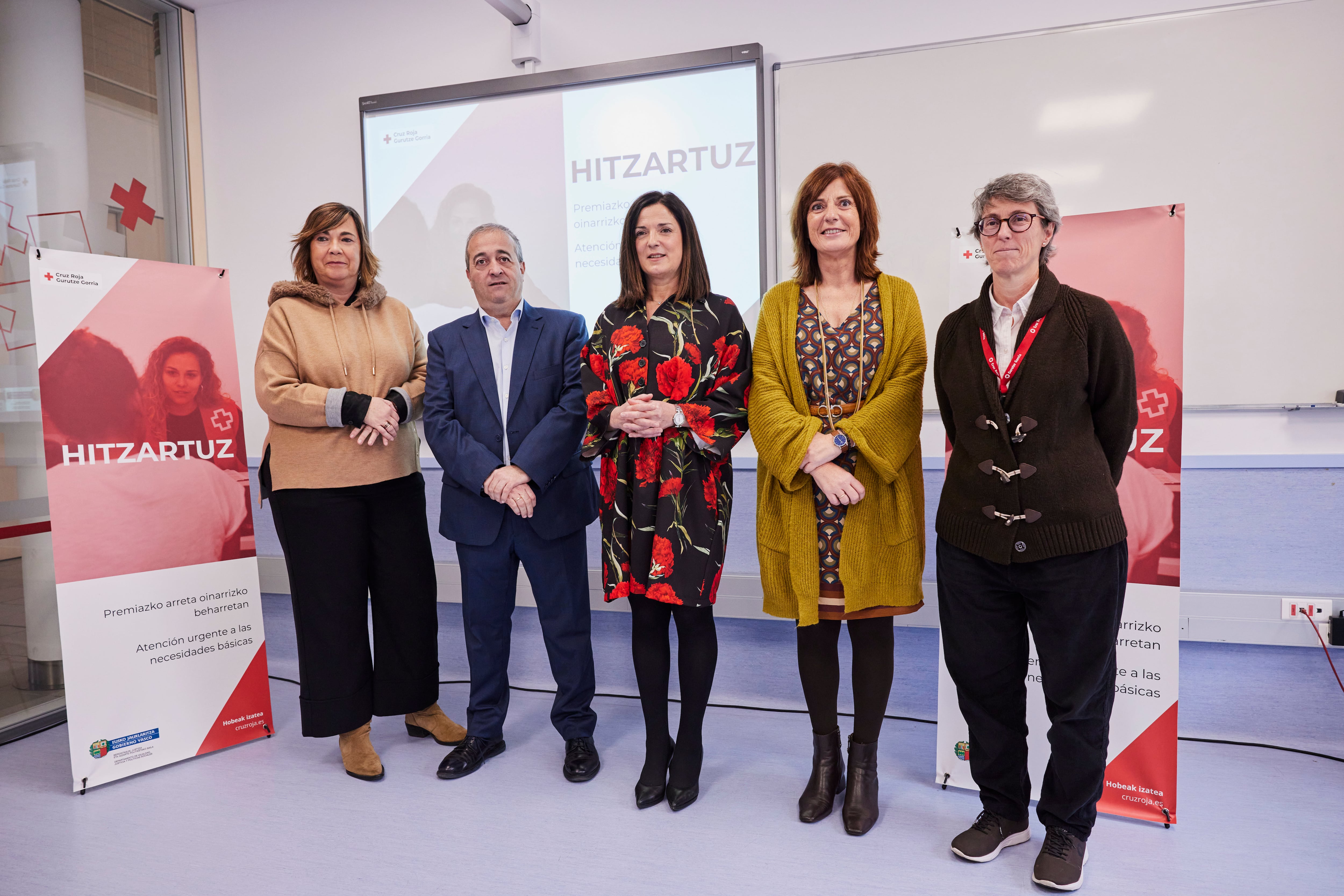 La consejera Beatriz Artolazabal y Aitor Allende de Cruz Roja Euskadi, en la presentación de la ayuda