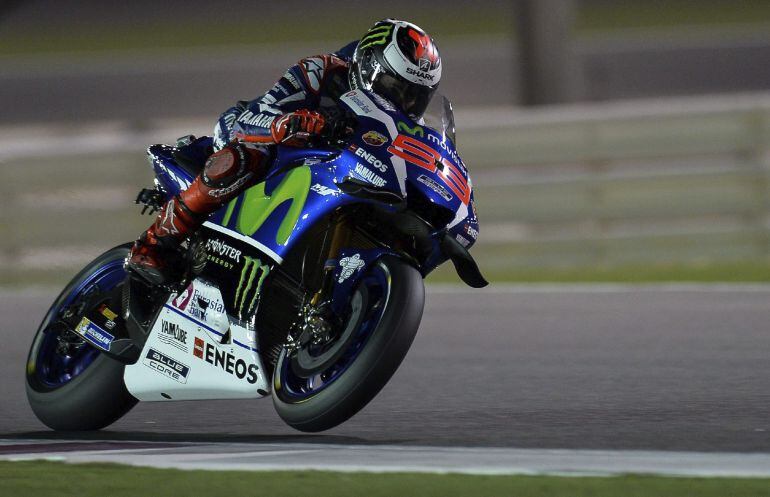 QTR 01 DOHA (CATAR), 18/03/2016.- El piloto español de Moto GP Jorge Lorenzo de Movistar Yamaha durante los entrenamientos libres en el circuito International de Al Losail en Doha, Catar hoy 18 de marzo de 2016. El Gran Premio de Catar de MotoGP se celebr
