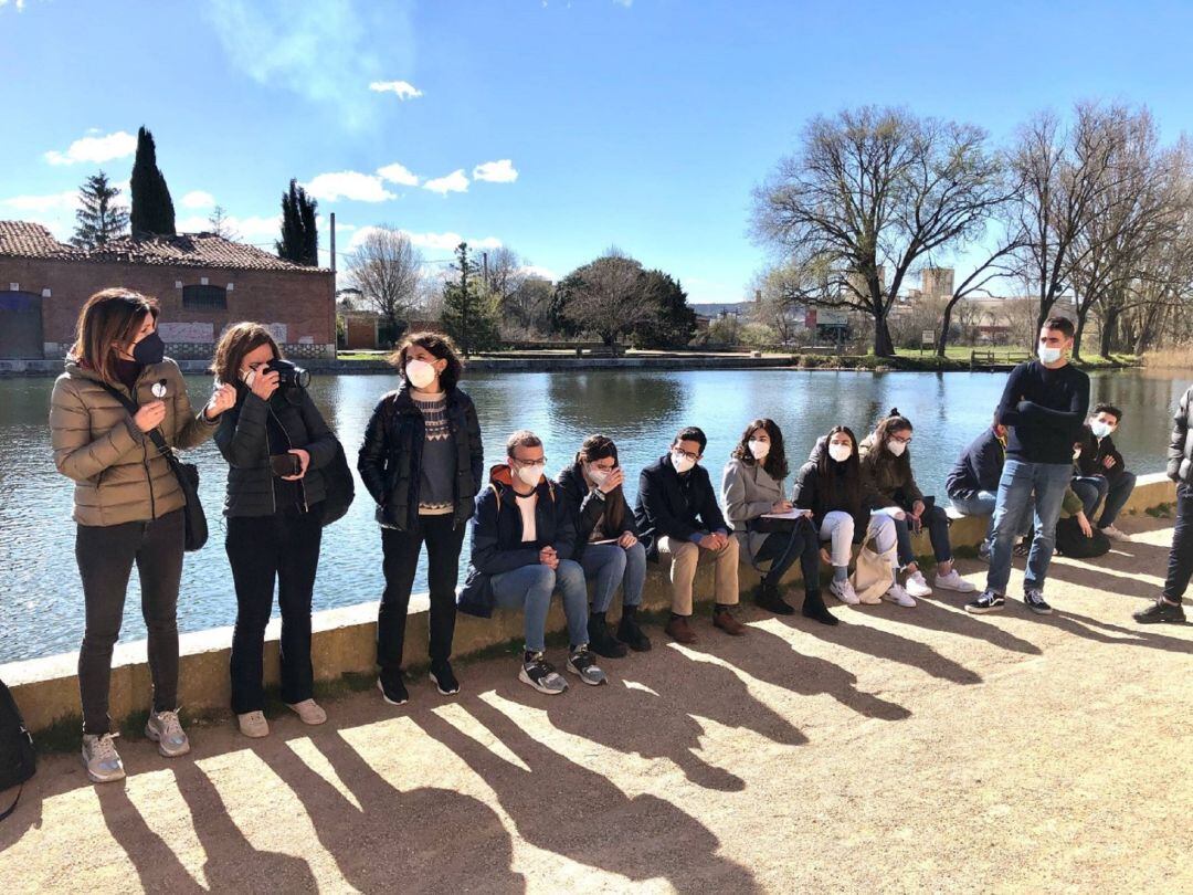 Alumnos de arquitectura en la Dársena del Canal de Palencia