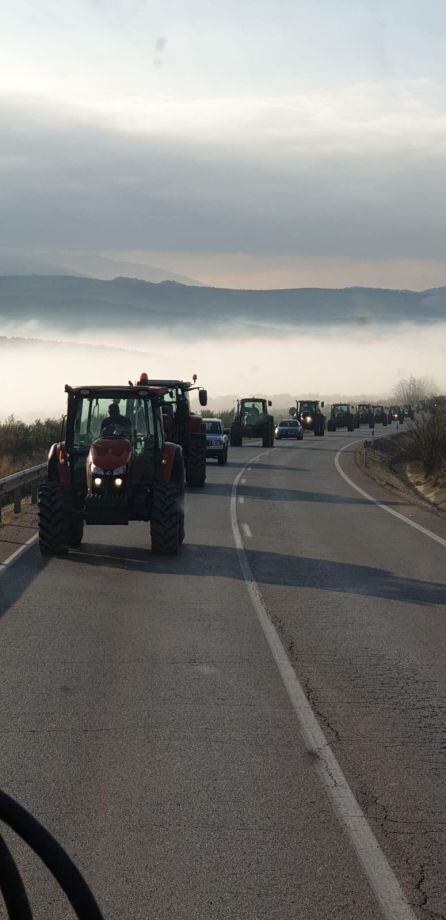 Mas de 70 tractores partieron esta mañana desde la SCA Encarnación de Peal de Becerro