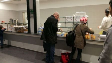 Se proporcionaba fruta, agua y bebidas calientes