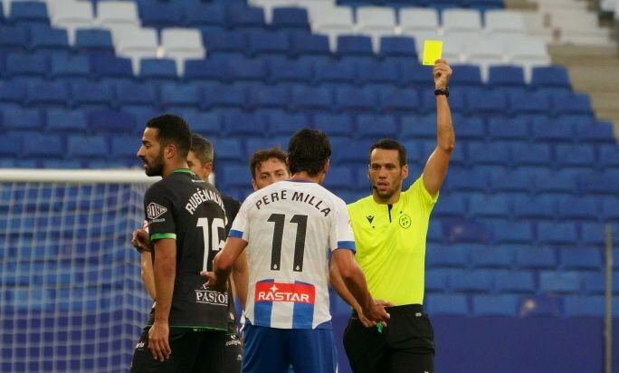 González Francés, pitando al Racing esta temporada.