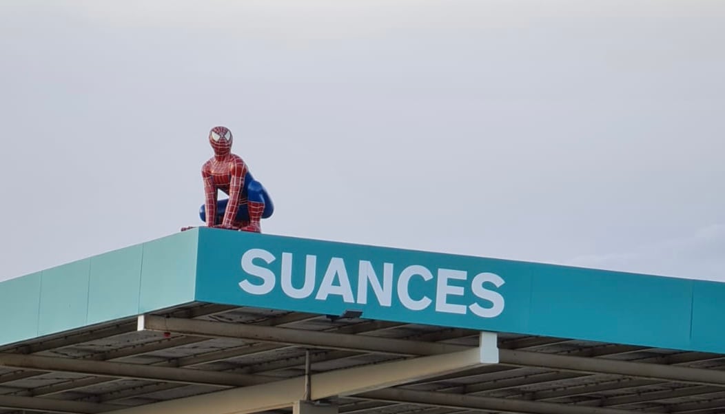 Figura de Spiderman en la gasolinera de Suances, en Palencia