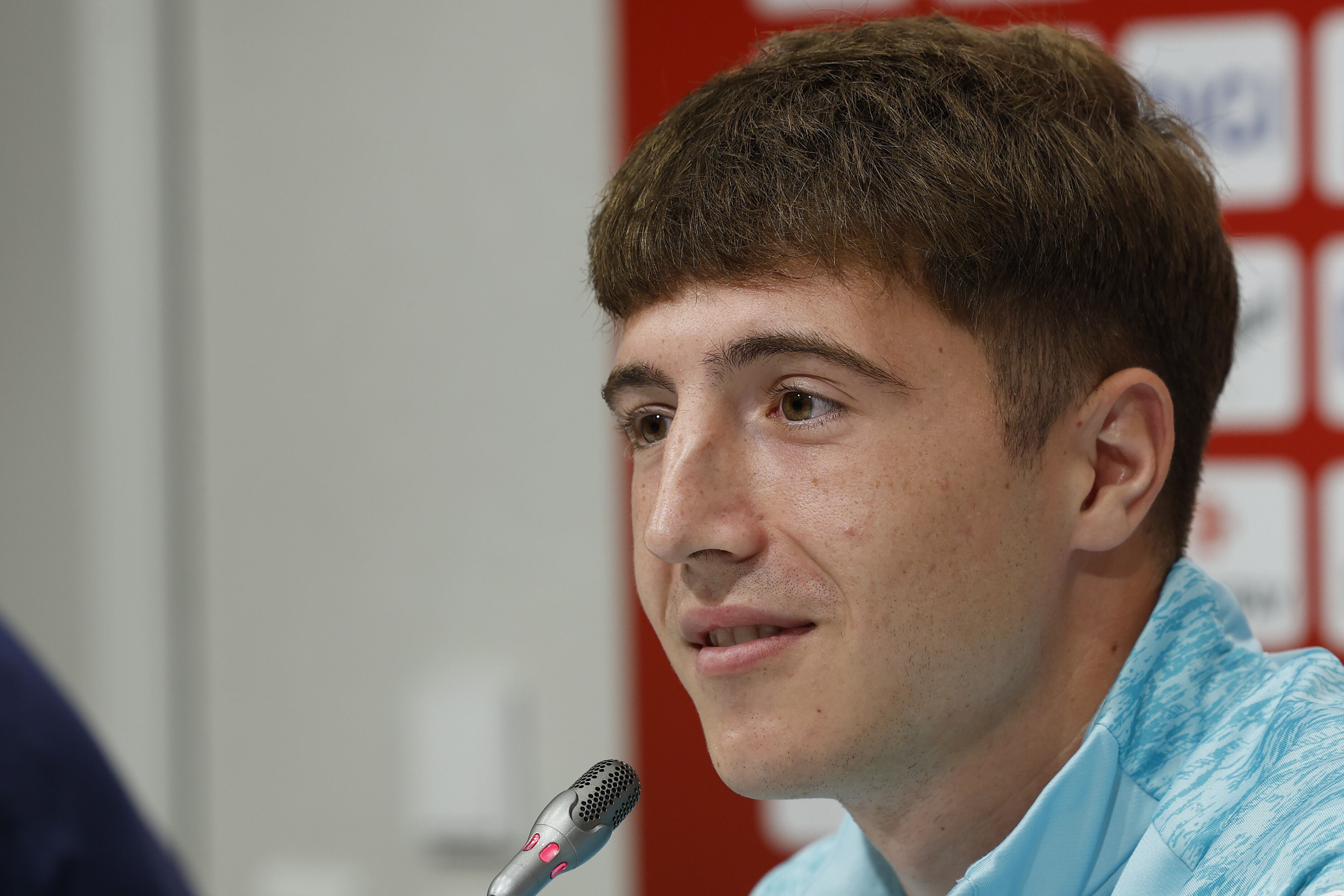 LEZAMA (BIZKAIA), 21/08/2025.- El centrocampista del Athletic de Bilbao, Mikel Jauregizar, ha comparecido este jueves en una rueda de prensa previa al entrenamiento del conjunto rojiblanco. EFE/ Miguel Toña