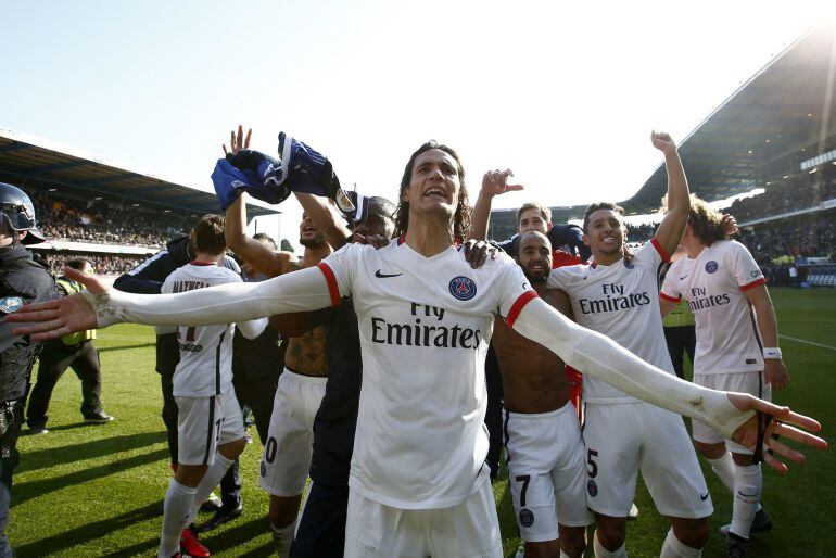 Cavani celebra el título de Liga junto a sus compañeros.