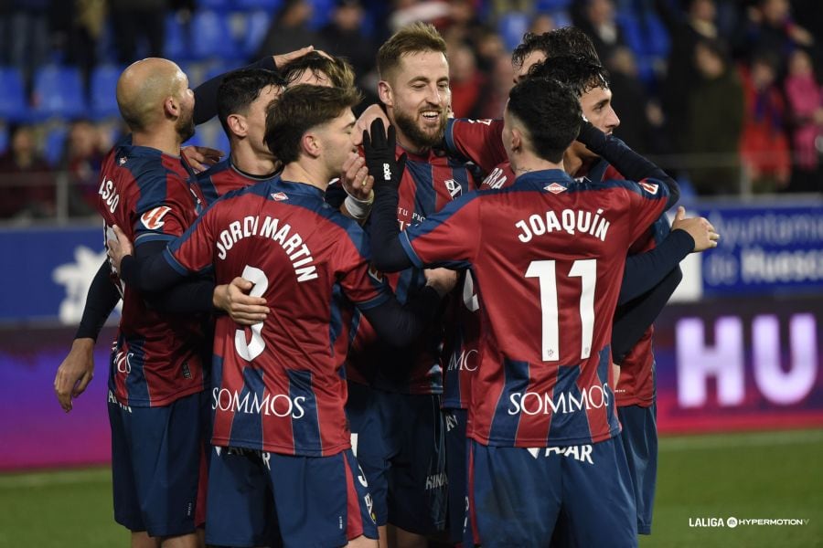 Los jugadores de la SD Huesca celebran un gol ante el Cartagena