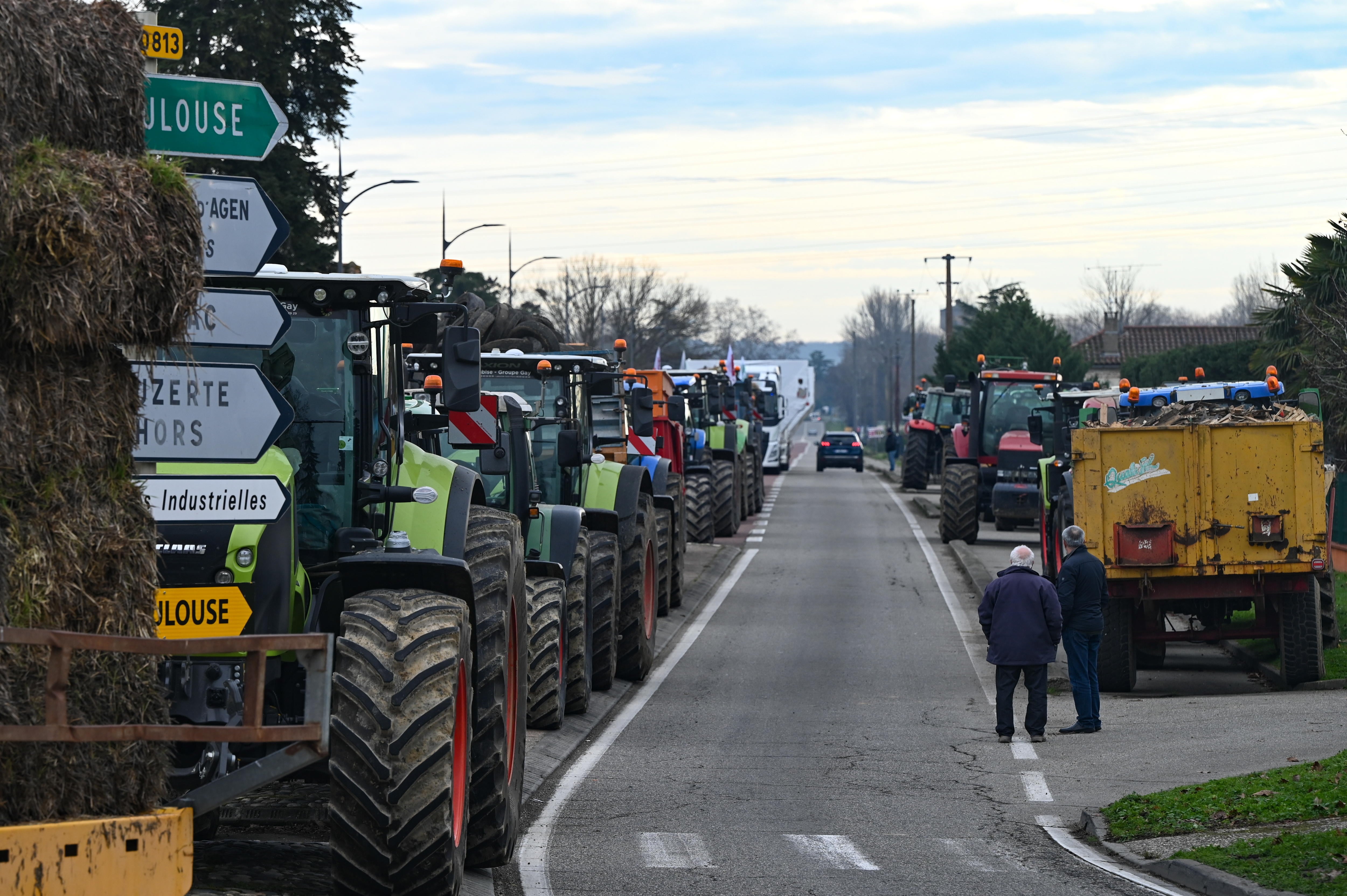 Agricultores franceses participan en una manifestación con sus tractores.