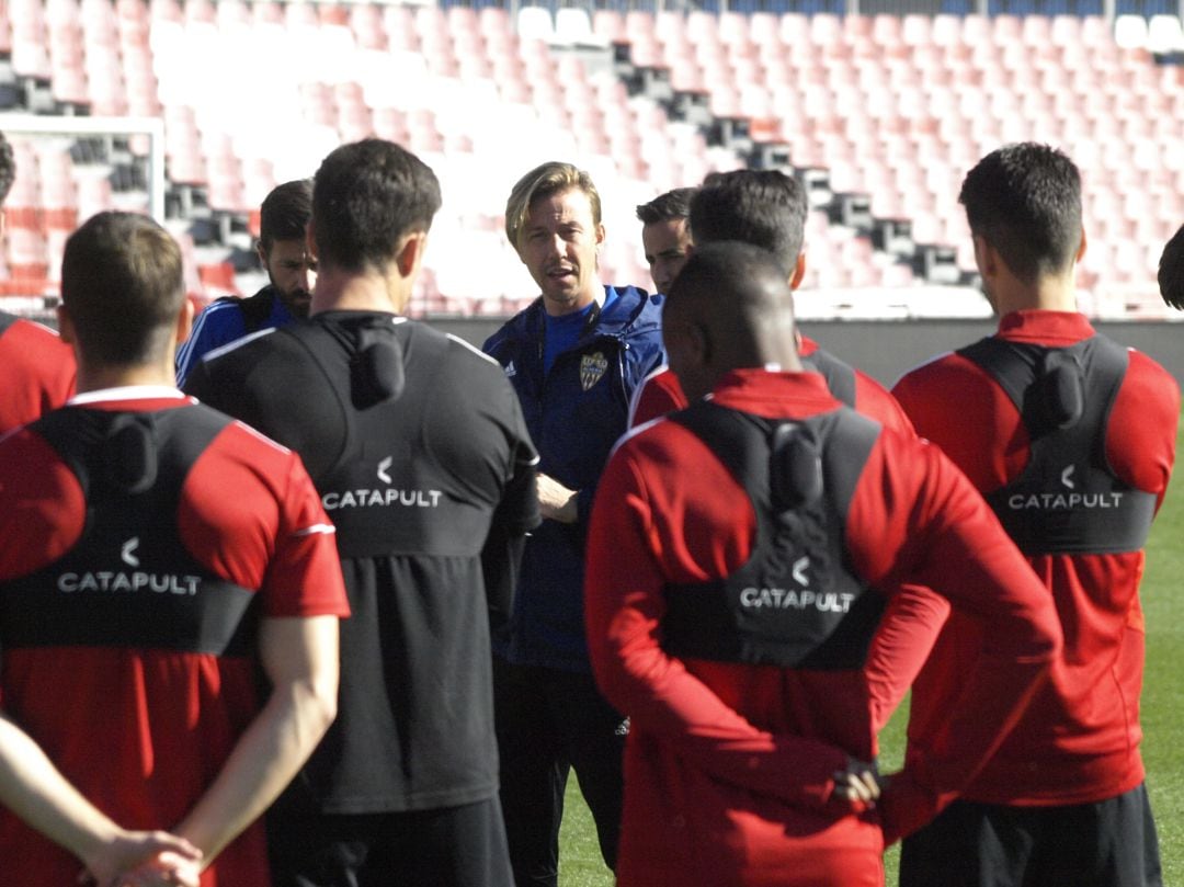 Guti hablando con el equipo antes del parón.