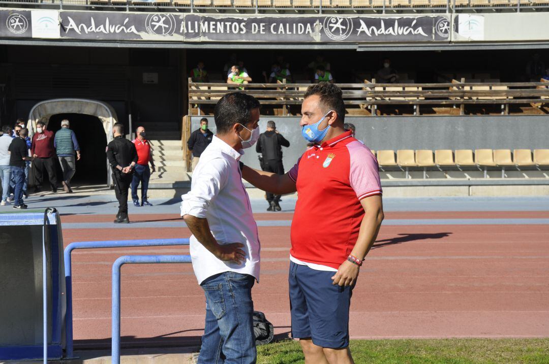 Joaquín Poveda saludando a Pérez Herrera antes de comenzar el partido