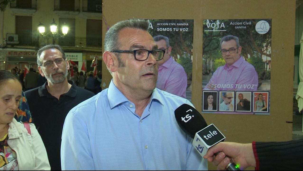 Alejandro Alcázar, de Acción Civil, atendiendo a los micrófonos de Telesafor.