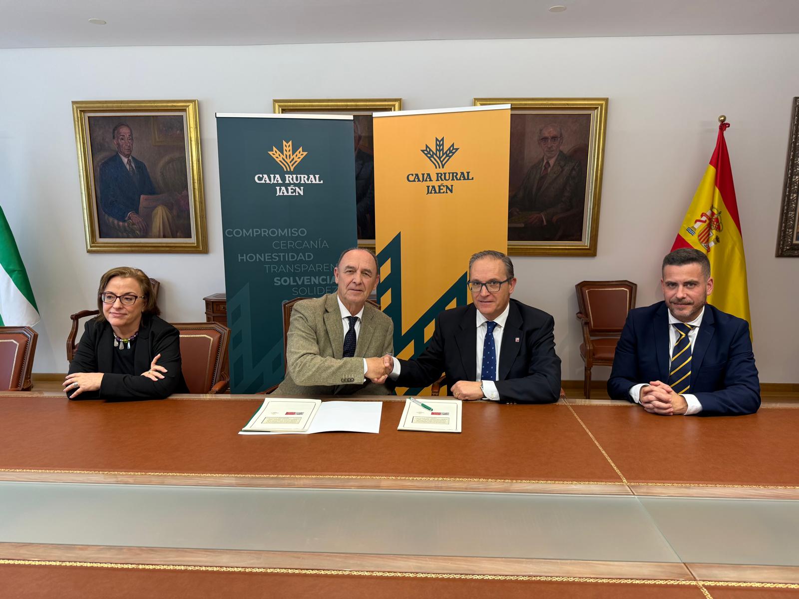 De izqda a dcha, Dolores Marchal Pozo, contadora del Colegio de Gestores; Juan Núñez, presidente de Caja Rural Jaén; Blas Ogayar y Jesús Ángel Ruiz Lechuga, delegado y coordinador de la Delegación en Jaén del Colegio de Gestores.