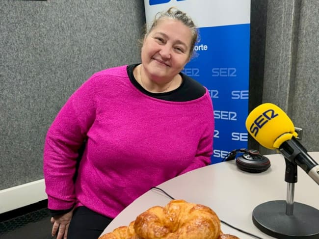 Eli, de El Obrador de Eli, en los estudios de SER Madrid Norte, para conmemorar el Día Mundial del Croissant
