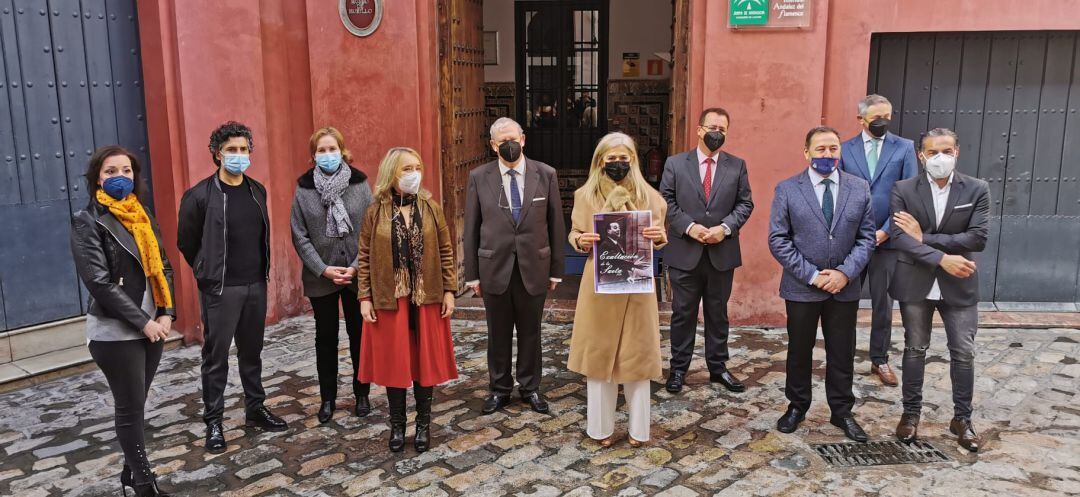 Foto de familia de los organizadores y algunos de los artistas de la Exaltación de la Saeta