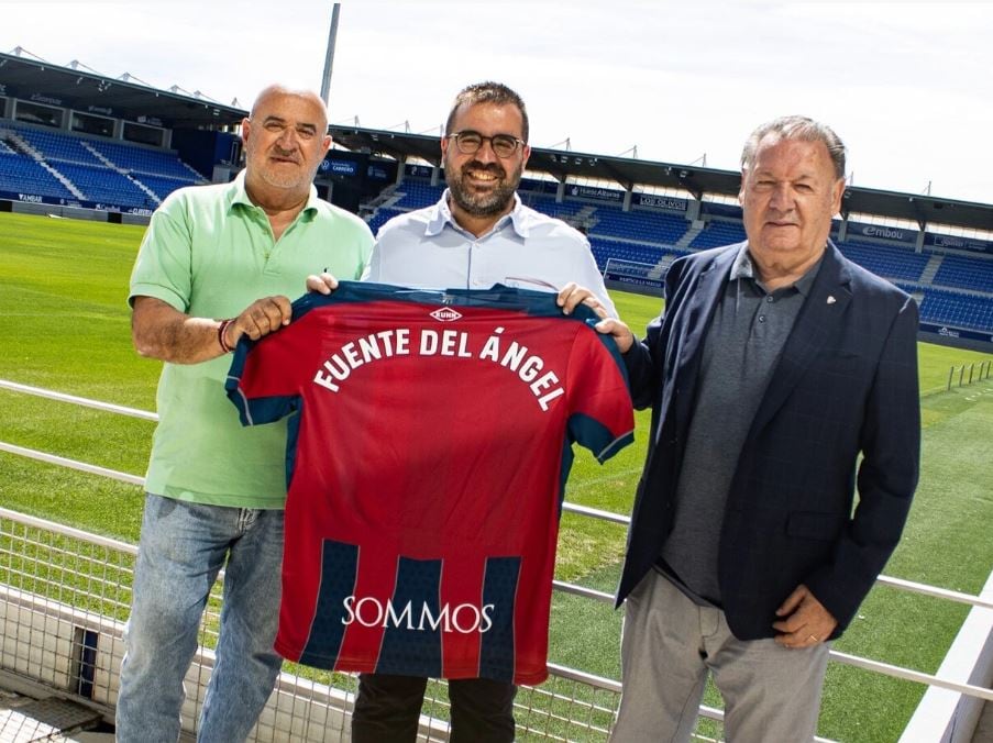 El Dr. Juan Carlos Galindo, Aitor Murillo, director de la clínica y Agustín Lasaosa