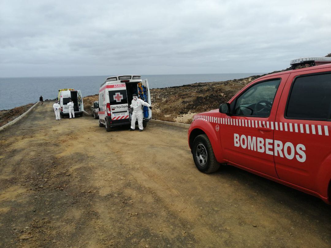 Efectivos de Cruz Roja Lanzarote y de los bomberos en el Charco del Palo para atender a los migrantes llegados en patera.