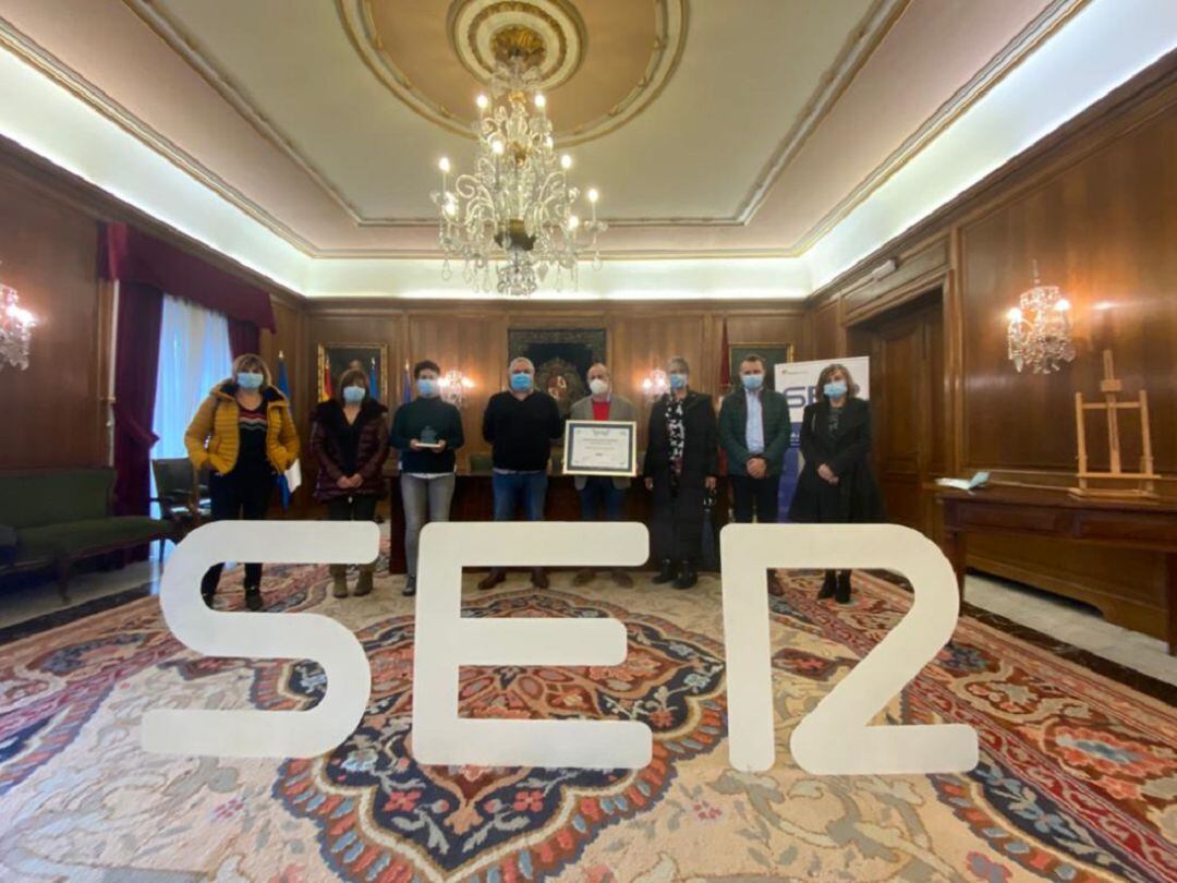 El gerente del Área Sanitaria III, Ricardo de Dios, junto a su equipo en el Salón de Recepciones.