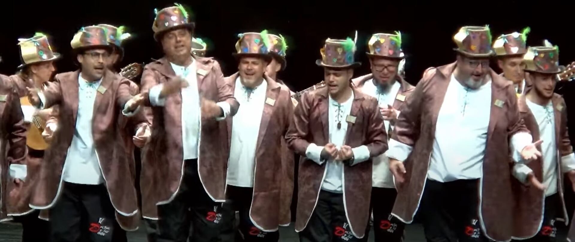 Un momento de la actuación de la comparsa El Don Juan de tus detalles en el López de Ayala