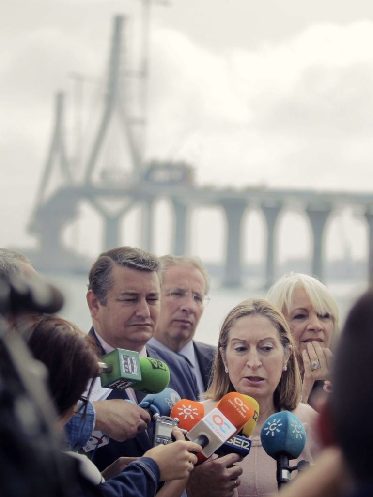 GRA166 CÁDIZ, 04/05/2015.- La ministra de Fomento, Ana Pastor (c), junto al presidente del PP de Cádiz, Antonio Sanz (i) y la candidata a la alcaldía gaditana, Teofila Martínez (d), tras visitar hoy las obras de la rotonda de acceso al puente ha anunciado que el próximo agosto estará abierto y terminado el segundo puente de la Bahía de Cádiz. EFE/Victor López