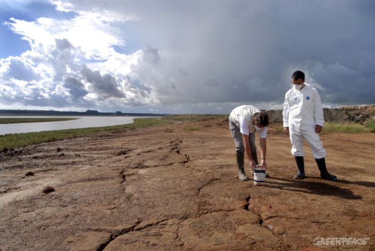 Activistas de Greenpeace en las balsas de fosfoyesos de Huelva 