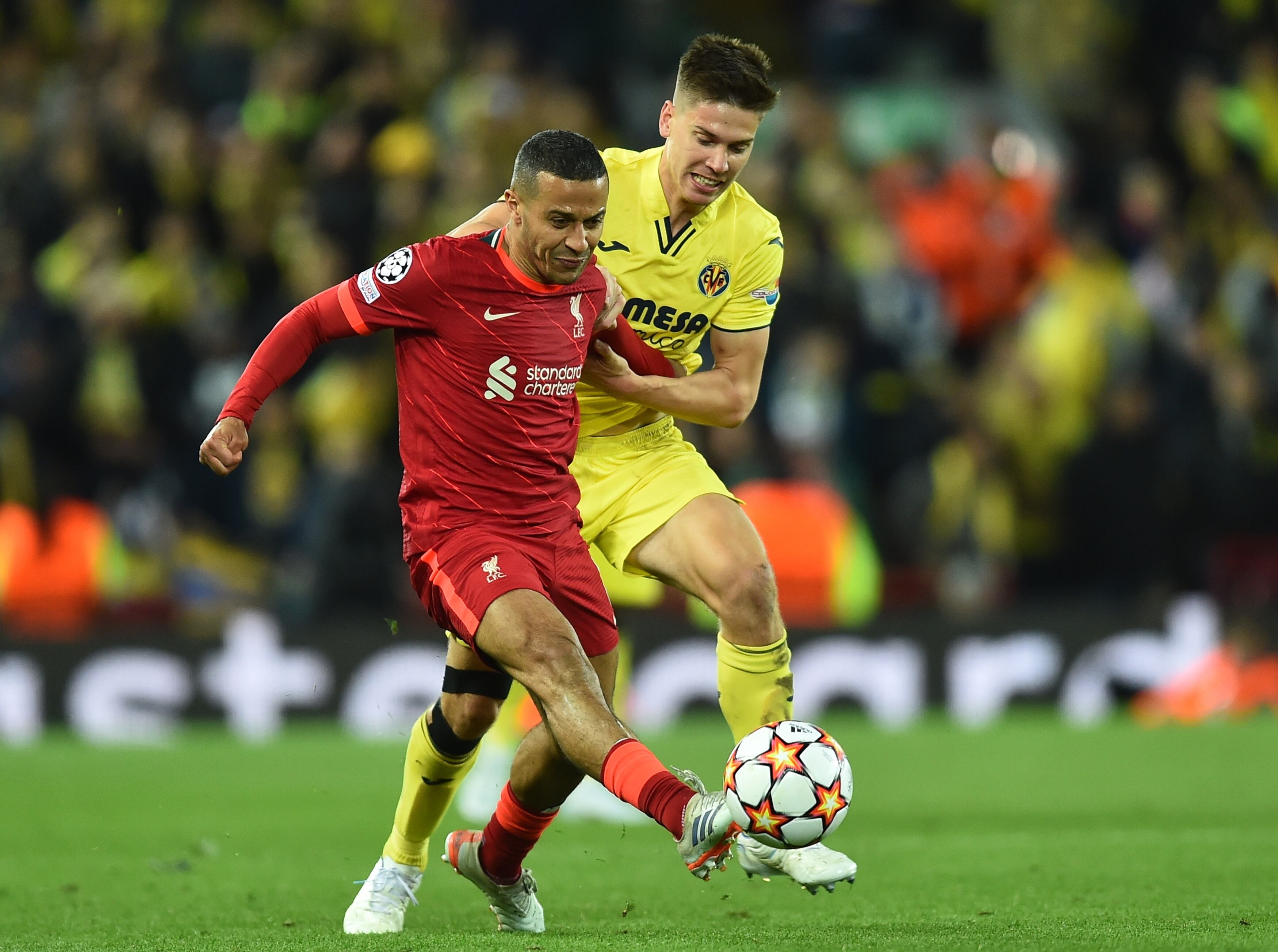 Liverpool (United Kingdom), 27/04/2022.- Liverpool's Thiago (L) in action against Villarreal's Juan Foyth during the UEFA Champions League semi final, first leg soccer match between Liverpool FC and Villarreal CF in Liverpool, Britain, 27 April 2022. (Liga de Campeones, Reino Unido) EFE/EPA/PETER POWELL
