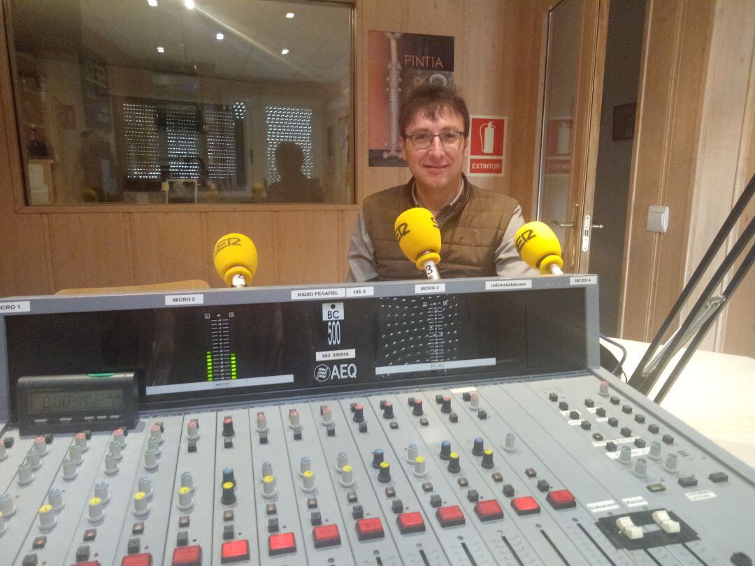 Tomás Veganzones, concejal de CI, en el estudio de Radio Peñafiel