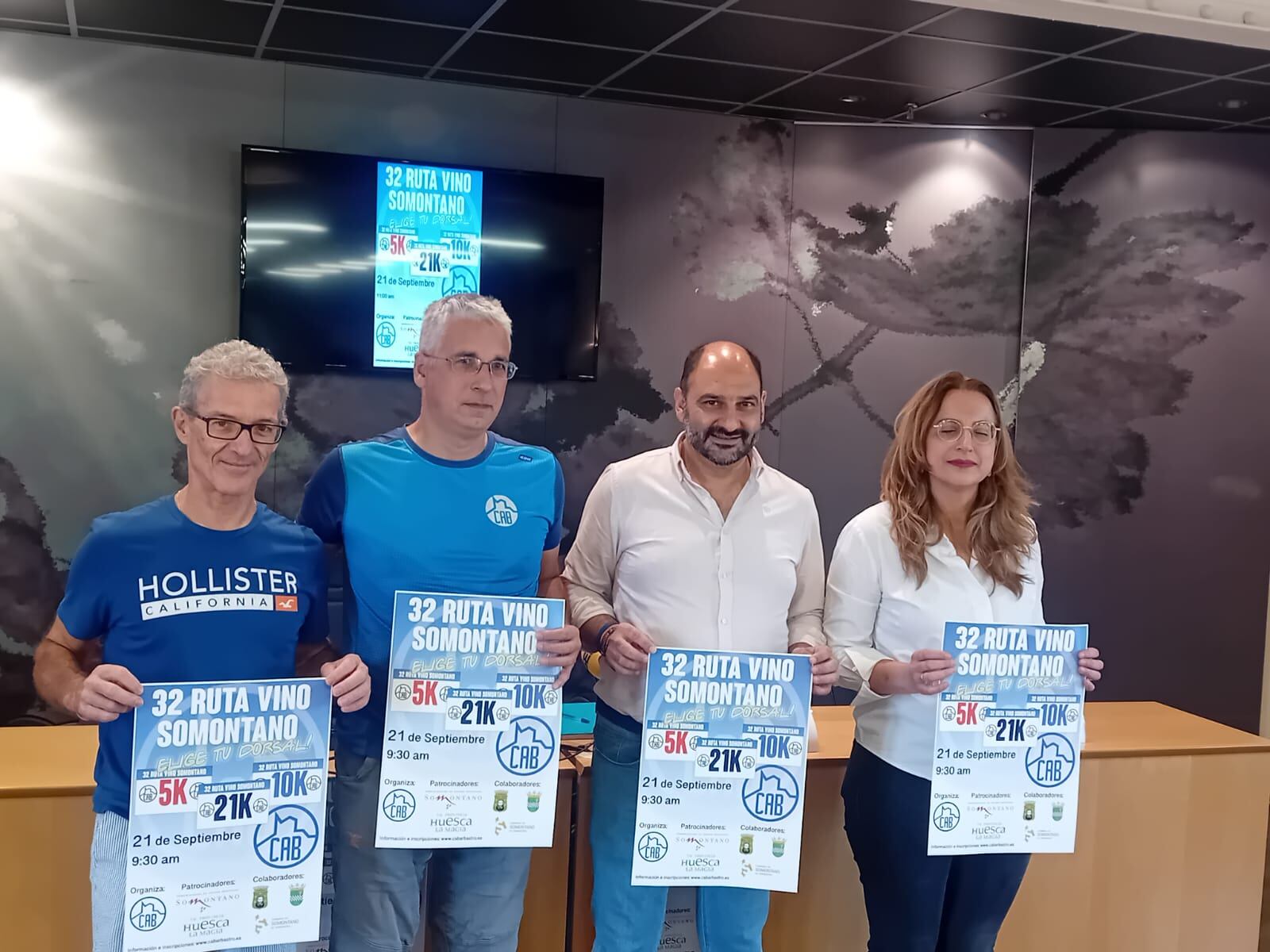 Presentación de la 32ª edición de la Ruta del Vino Somontano. De izquierda a derecha: Fernando Abellán, diseñador del cartel; Jesús Lacoma, presidente del CAB; Fernando Torres, alcalde de Barbastro; y Eli Río, directora de comunicación de la DOP Somontano.