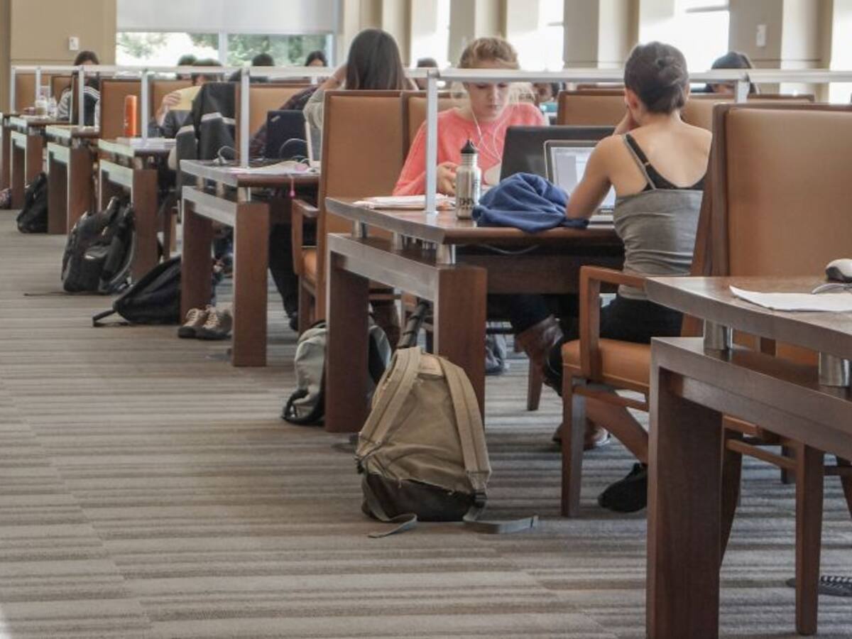 Un 27% de los titulados de máster gana menos de mil euros