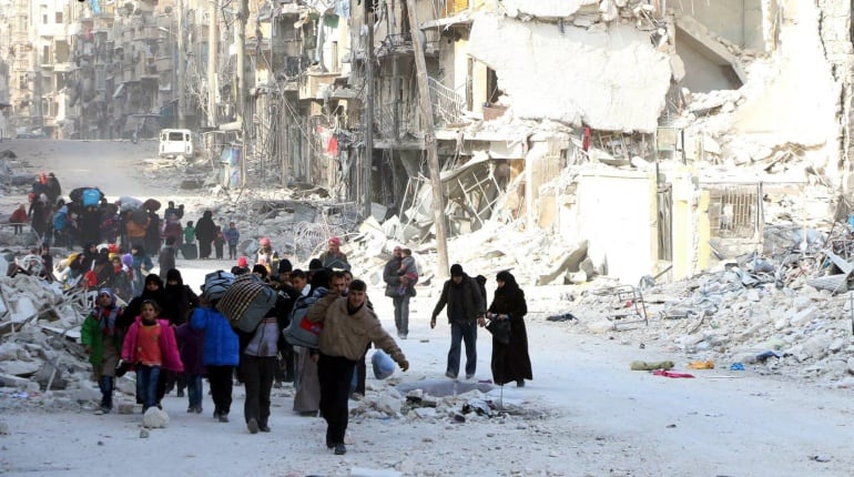 Un grupo de familias sirias desplazadas abandonaban el 29 de noviembre  los barrios del este de Alepo, (Siria).