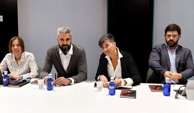 El presidente de la La Asociación de Clubes de Fútbol Femenino (ACFF), Rubén Alcaine (2i); la vicepresidenta de la ACFF, Lola Romero; y el director general de la asociación de clubes, Pedro Malabia (d) en un desayuno informativo celebrado este martes en la sede de LaLiga.