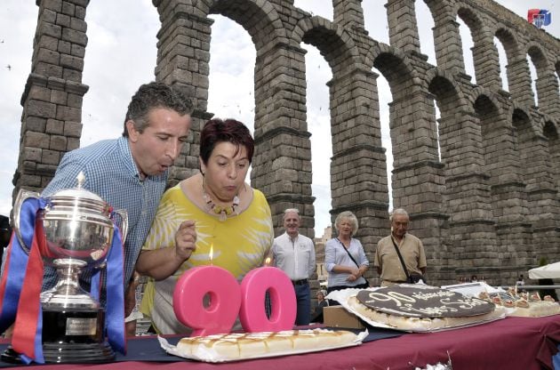 Clara Luquero y Agustín Cuenca soplando las velas en el cumpleaños de la Segoviana