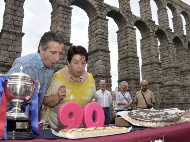Clara Luquero y Agustín Cuenca soplando las velas en el cumpleaños de la Segoviana