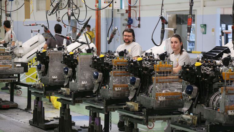 Trabajadores de la cadena de montaje en Renault Valladolid