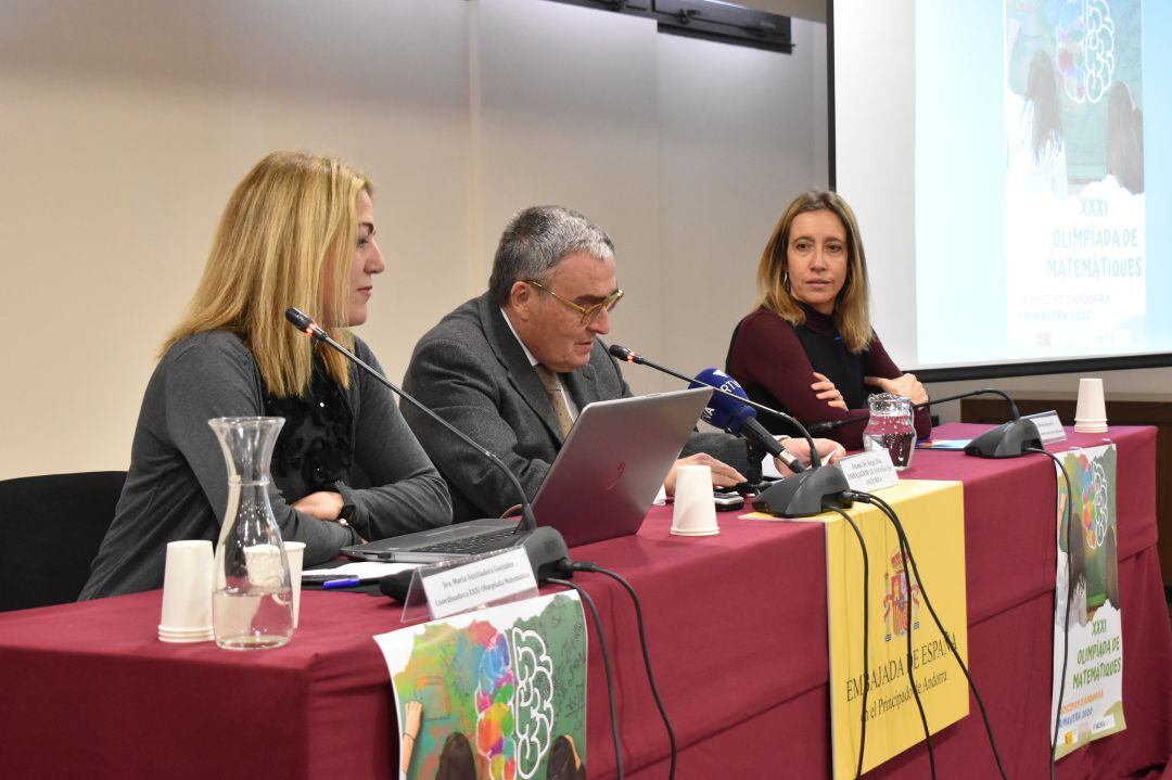 La coordinadora de la 31a Olimpíada de Matemàtiques, Auxiliadora González; l'ambaixador d'Espanya a Andorra, Àngel Ros, i la directora de comunicació de MoraBanc, Mireia Maestre, durant la presentació de la 31a Olimpíada de matemàtiques.