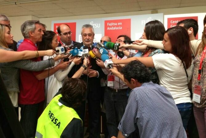 Griñan este lunes atiende a los medios durante su visita a la factoría de Fujitsu
