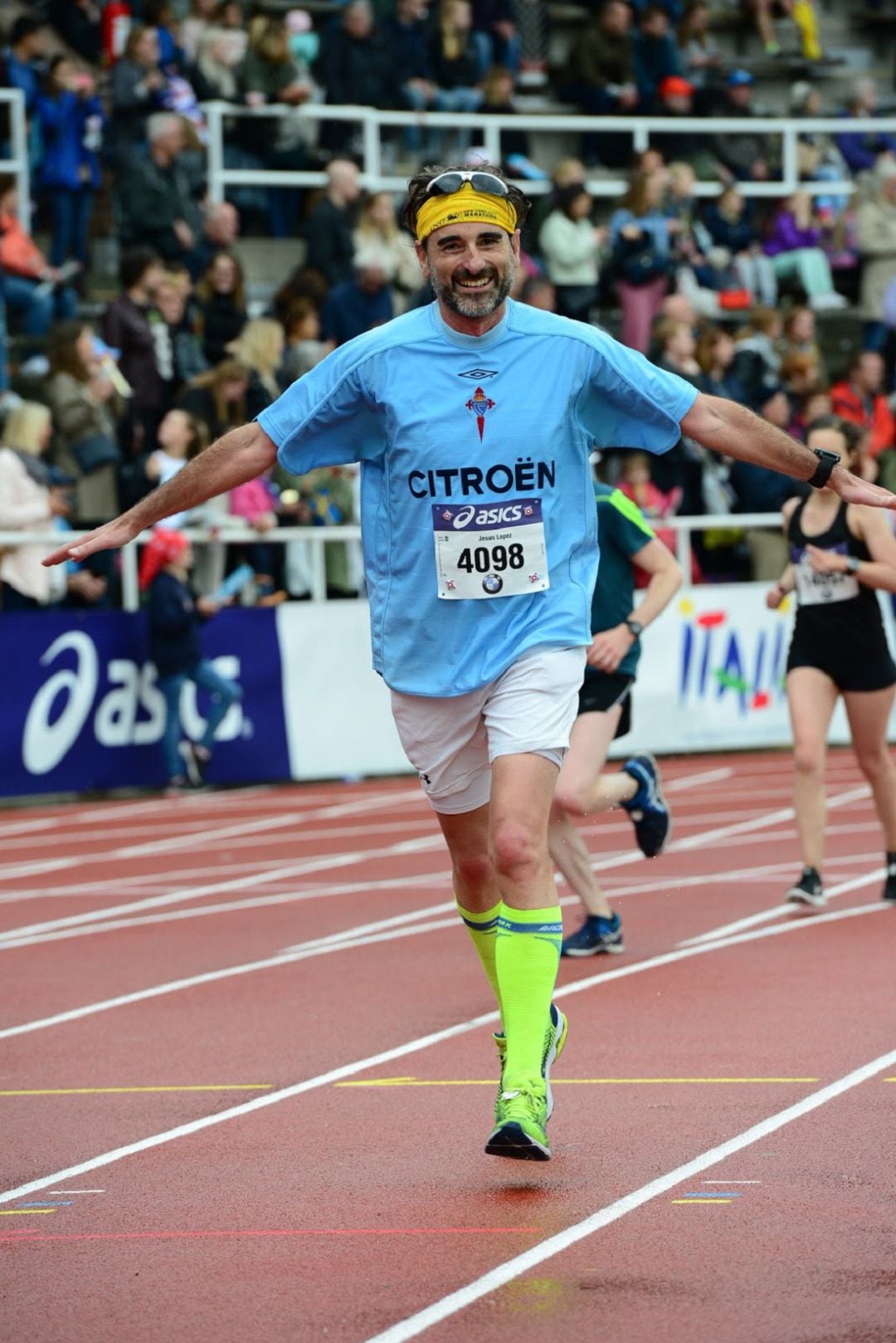 Suso López acaba uno de sus muchos maratones vestido con la camiseta del Celta