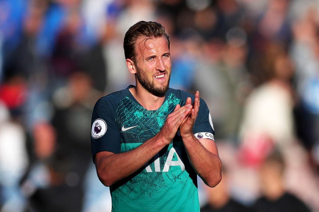 Hary Kane agradece a la grada durante el partido contra el Huddersfield Town.