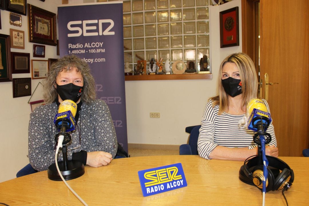 Marcela Ripoll y María José Grau, en los estudios de Radio Alcoy