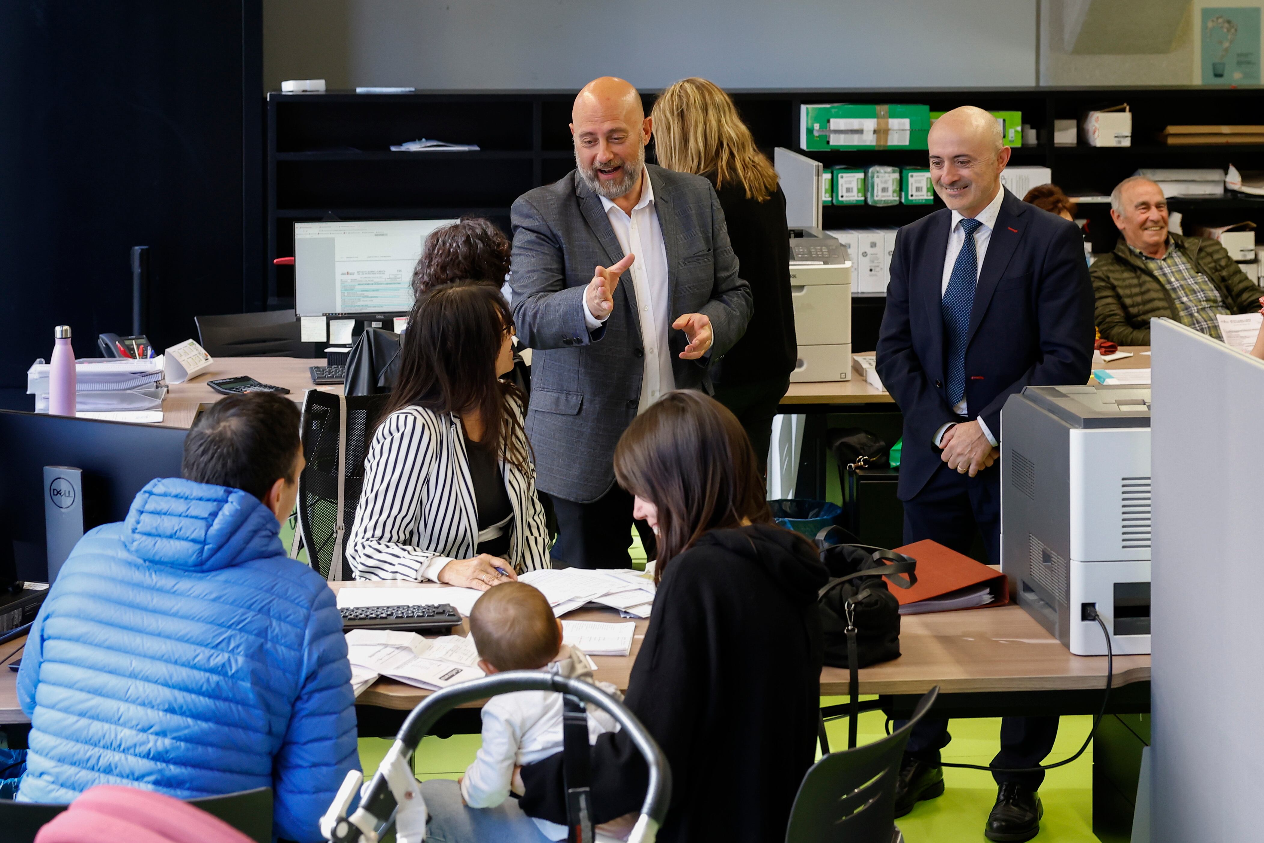 El consejero de Economía y Hacienda del Gobierno de Navarra, José Luis Arasti durante la visita a la Oficina de Atención al Contribuyente de Hacienda Foral de Navarra