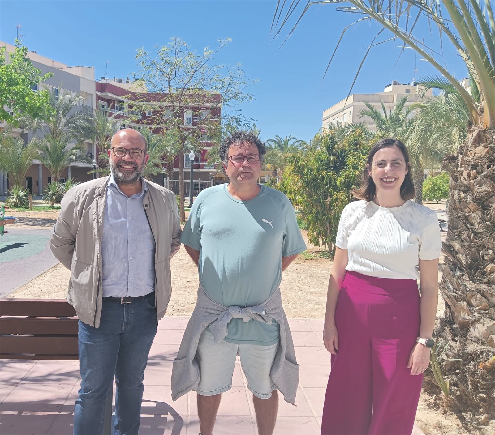 Esther Díez, candidata a la alcaldía de Elche por Compromís, Felip Sànchez, concejal del Ayuntamiento de Elche y Carmelo Martínez, presidente de la Asociación de Vecinos de Campo de Fútbol y Travalón