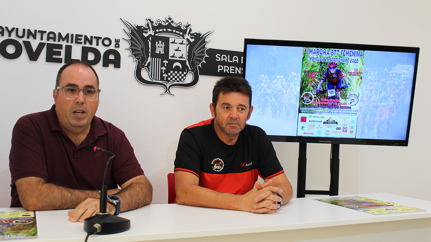 Carlos Vizcaino, edil de Deportes de Novelda (I) y Juan Luis Navarro, Pdte. Unión Ciclista Novelda en la presentación de la prueba