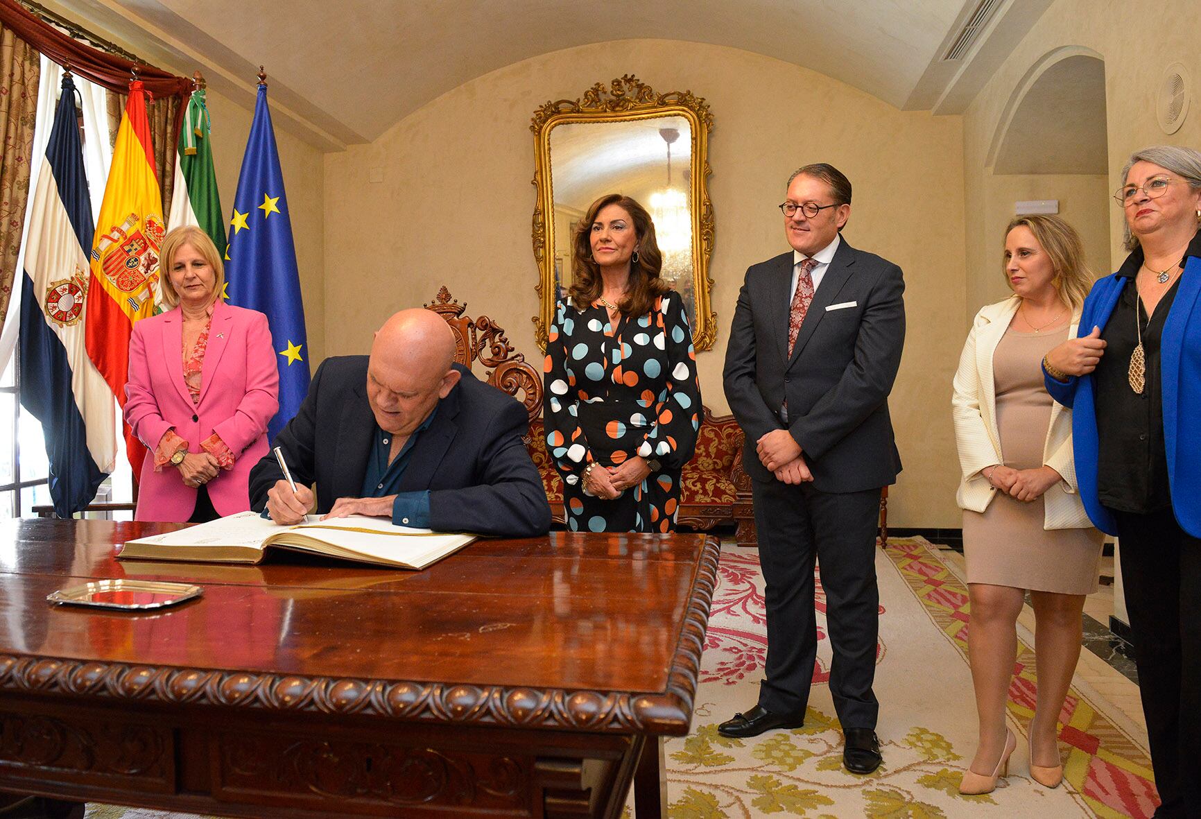 Firma en el Libro de Honor del Ayuntamiento