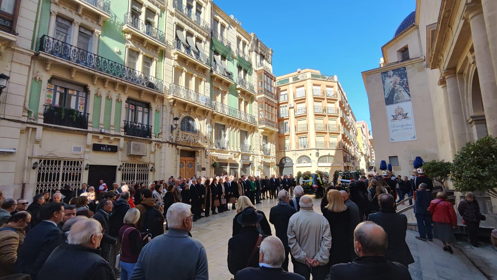 Políticos y ciudadanos a las puertas de la concatedral de San Nicolás en el funeral del exalcalde de Alicante Miguel Valor