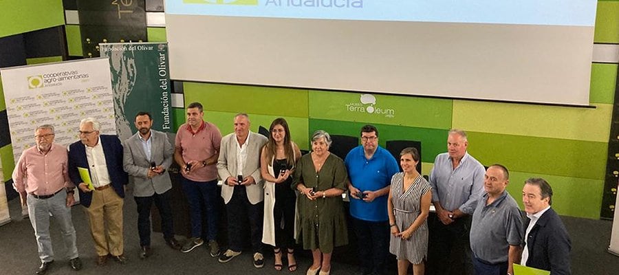 Foto de familia con los galardonados, Manuel Ogallar, presidente de la Cooperativa Stmo. Cristo de la Misericordia, segundo por la derecha