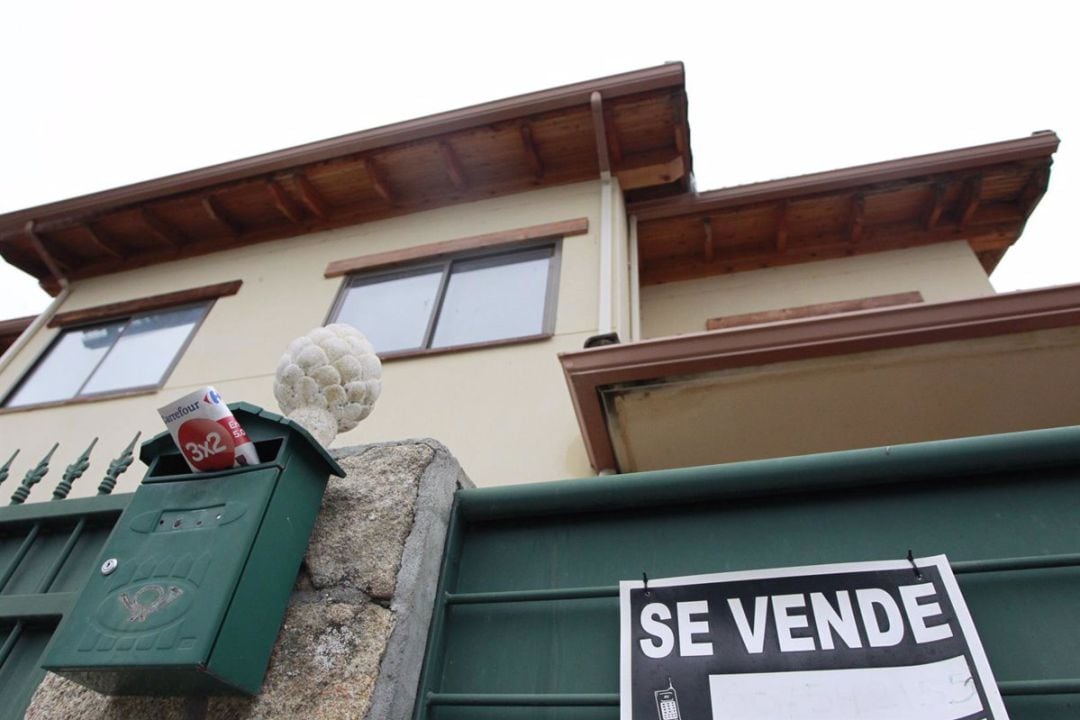 Cartel de &quot;se vende&quot; en una vivienda.