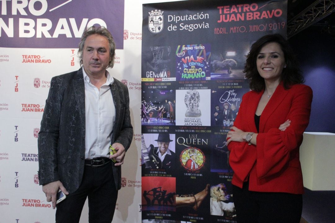 La diputada Sara Dueñas, y el director del Teatro, Marco Costa posan con el cartel que refleja el programa del segundo trimestre del Teatro Juan Bravi