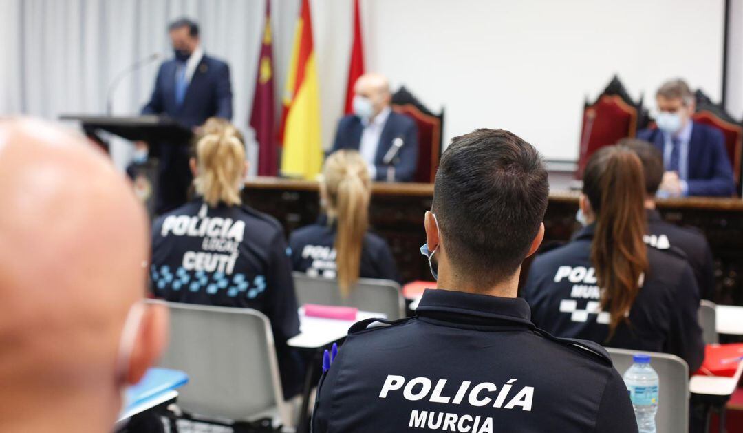 Los agentes inician un periodo de formación teórica antes de iniciar otro periodo de prácticas