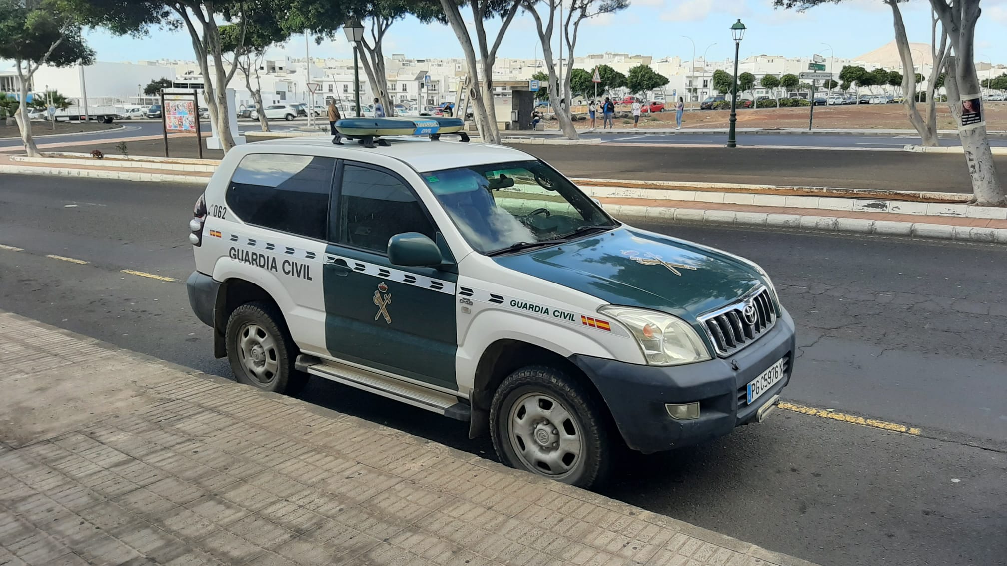 Coche de la Guardia Civil de Tráfico en los juzgados de Arrecife.