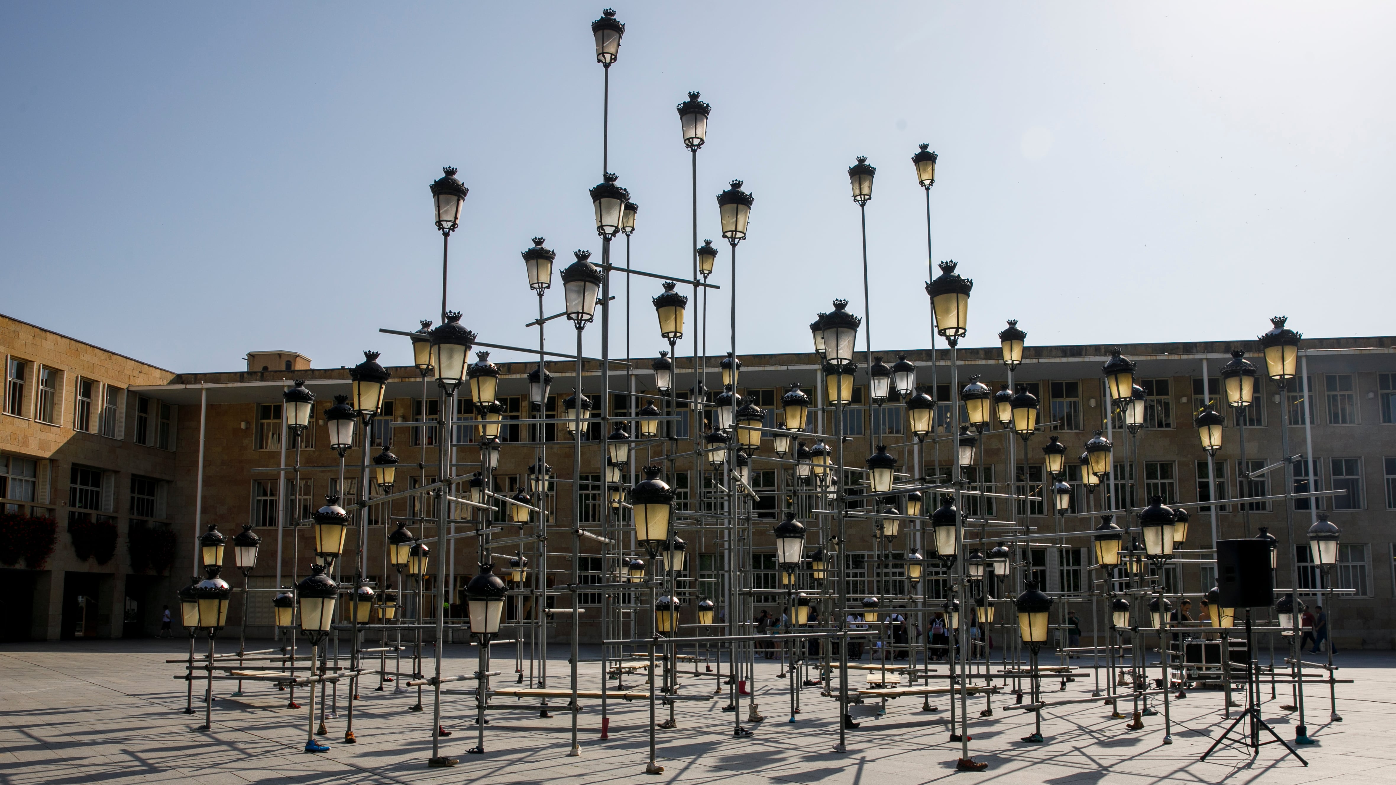 111 Farolas. Bayona studio (España) en la plaza del Ayuntamiento