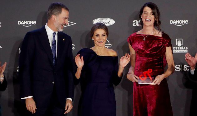 Los reyes don Felipe y doña Letizia entregan el Premio AS a la atleta Ruth Beitia durante la celebración del 50 aniversario del diario deportivo AS