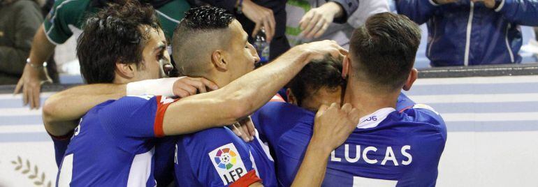 Los jugadores del Deportivo celebran el primer gol del equipo coruñés, durante el encuentro correspondiente a la jornada 31 de primera división, que disputan esta noche frente al Celta de Vigo en el estadio vigués de Balaidos.